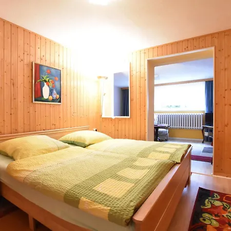 Moderne In Im Gruenen *