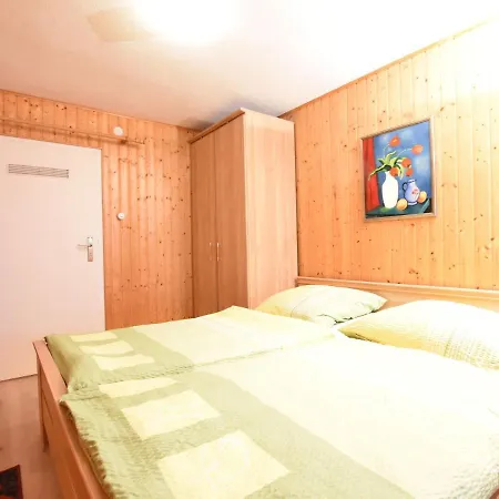 Moderne In Im Gruenen *