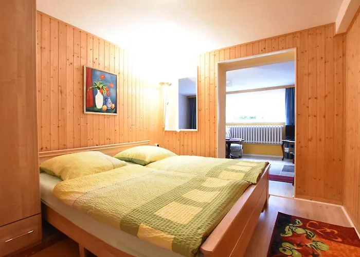 Moderne In Im Gruenen *