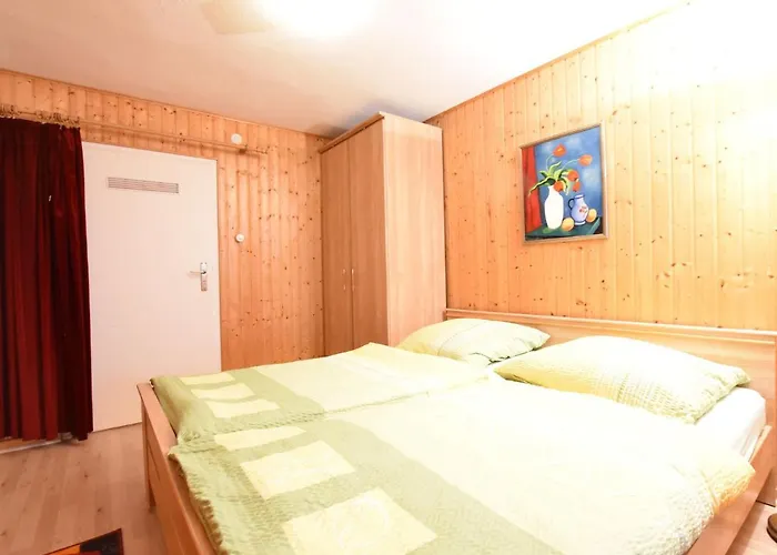 Moderne In Im Gruenen *